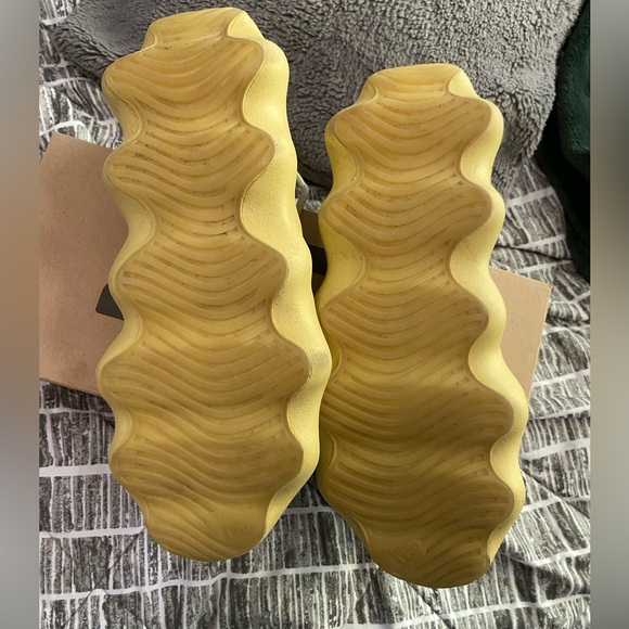 Used yezzys - Picture 3 of 5